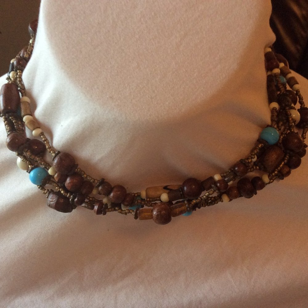 Beaded necklace with blue accents